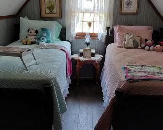 Relax on front porch rockers or back screen porch and deck. shady back yard. ... - River Falls - Habitació