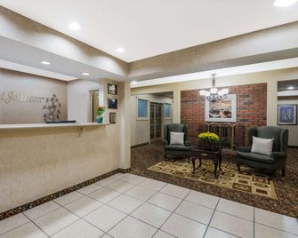 Howard Johnson by Wyndham Springfield - Springfield - Recepción