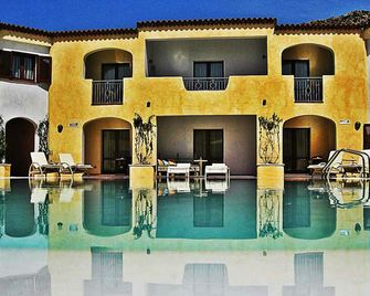 Hotel Monti Di Mola - ארצאקנה - בריכה