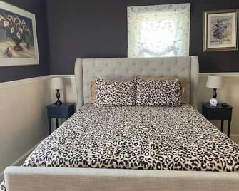 The Woodland Cottage charming 2 bedoom one bath with deck on back, covered front - Buena Vista - Bedroom