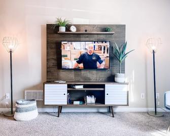 Stylish Entire Apartment. Free Parking/Wifi/Hulu - Rexburg - Servicio de la habitación