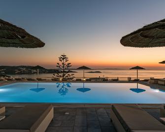 هولت ألكيون - ميكونوس - حوض السباحة