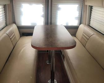 Private and cozy RV, bus to NYC nearby - Linden - Living room