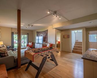 Lakeside Pagoda-Lake and Mountain Views- Easy Walk To Private Dock W/ Boat Slip - Nebo - Living room