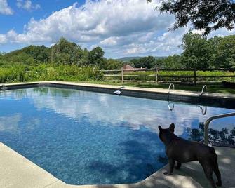 Escape to The Berkshires w/Pool by Evergreen Home - Richmond - Pool