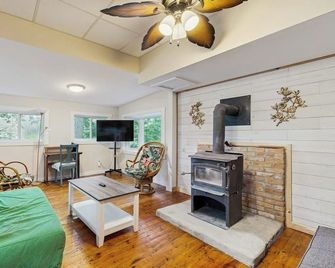 Lakefront Home on Togus Pond with 2 Decks, Great View & Canoe/Fire Pit - Augusta - Living room