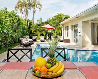 Beatiful 3 Bed/2 Bath with pool In Heart Of Boca 1 mile to the Beach,Mizner Park - Boca Raton - Pool