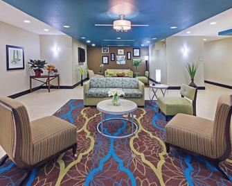 La Quinta Inn & Suites by Wyndham Floresville - Floresville - Salónek