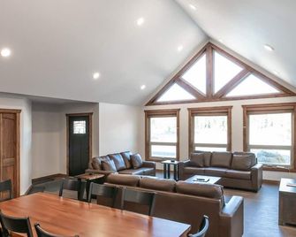 The Evergreen Cabin - Valemount - Sala de estar