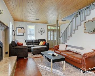 The Charles | Historic Hotel | Alpine Lake Retreat @ Twin Lakes Village | Starlink Wifi - Twin Lakes (Lake County) - Sala de estar
