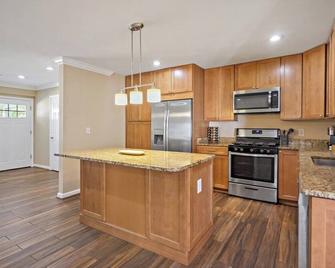 Entertaining | 5 Bedrooms | Luxury | DC Vibe - Springfield - Kitchen