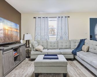 Dash: 4 Bdrms, 2.5 Ba - Des Plaines - Pokój dzienny