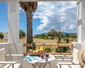 Superior Garden & Sea View Apartment - Plaka - Balcón