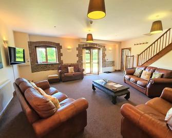 The Victorian Barn, Self-Catering Holidays with Pool and Hot Tubs, Dorset - Blandford Forum - Living room
