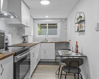 1 Bedroom Apartment-Near Metro Station - Montreal - Kitchen