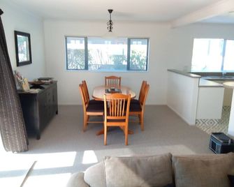 Ahuriri Townhouse modern and spacious ,free wifi. - Napier - Dining room
