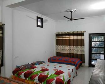 2 Palms Girls Pg Near Mahent Indresh Hospital - Dehradun - Bedroom