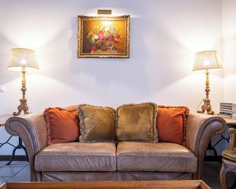 Charming gite - 12 p., 18 Km from Disneyland (45 km from Paris) - Les Chapelles-Bourbon - Sala de estar