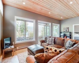 Ikes Retreat - Christina Lake - Living room
