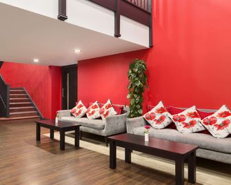 Ramada by Wyndham Oxford - Oxford - Reception
