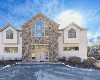 Luxurious 5-bedroom 5.5 bath house with AC, WiFi in charming Chadds Ford - Chadds Ford - Building