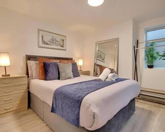 Southsea Getaway Apartment with Pool table and Hot tub - Portsmouth - Yatak Odası