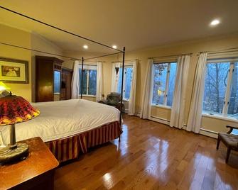 Dramatic Family Home 30 Minutes From Nyc - New Rochelle - Bedroom