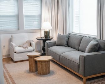 The Bluebird | Pet-Friendly 2br Apt Near Hershey - Elizabethtown - Living room