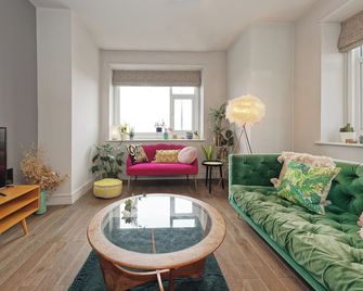Walpole Bay Sea Views, Pet Friendly In Margate - Margate - Living room