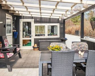 8 Person Holiday Home in Logstor - Løgstør - Patio