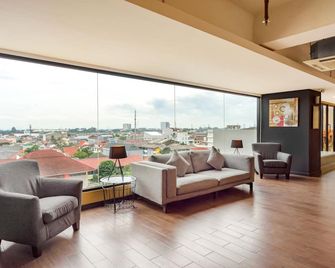 Yellow Bee Tangerang - Tangerang City - סלון