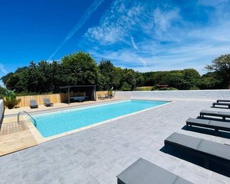 Perfect spacious country retreat with large pool and activity barn - Mairé-Levescault - Piscine