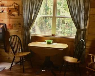 Secluded Setting Conveniently located close to downtown. - Murphy - Comedor