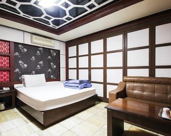 普拉斯汽車旅館 - 釜山 - 臥室