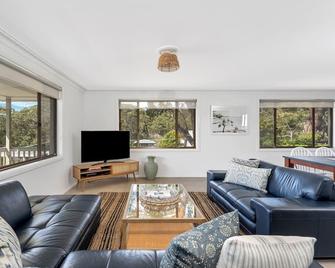 Sandals at the Bay Upstairs sleeps 6 Hyams Beach - Hyams Beach - Living room