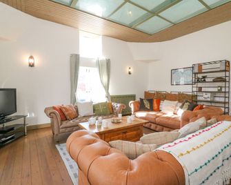 The Oast House - Weymouth - Living room