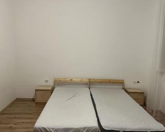 M35 4s Debrecen Apartman - Debrecen - Slaapkamer