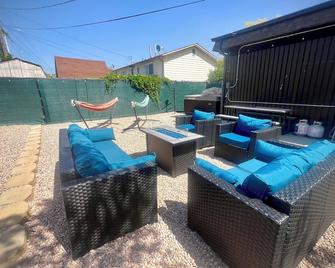 Family friendly! Hot Tub, 3 King Beds. Fire Pit. Minutes to airport/downtown. - Salt Lake City - Innenhof