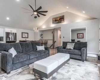 Stylish Home with Office 1 Gig WiFi Dog Friendly\n\n - Mission - Living room