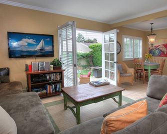 Steps to the Sand: Enjoy beach views & a private fenced yard. Great for families - Santa Barbara - Living room