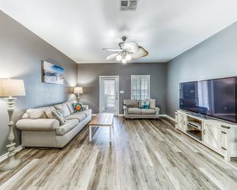 Dog-friendly townhome complete with pool - Chapman Ranch - Living room