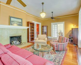 1 Mi to Dtwn Meridian: Historic Home w/ Porch! - Meridian - Living room