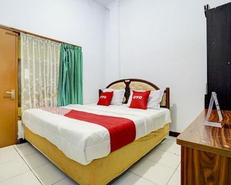 OYO 90118 Hotel Diamond Syariah - Subang - Habitación