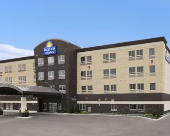 Days Inn and Suites Winnipeg Airport, Manitoba - Winnipeg - Building