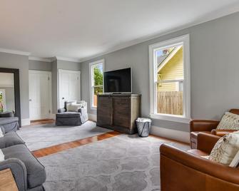 A Historic Snohomish Home [The Walton House-1889] - Snohomish - Living room