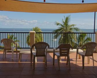 Smugglers Cove Beach Resort and Hotel - נאדי - מרפסת