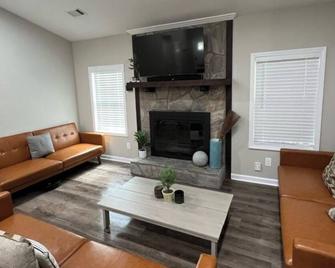 Entire Home with Bunk Room! - Woodstock - Sala de estar