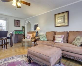 3 Mi to Englewood Dam Pet-Friendly Home with Yard! - Englewood - Huiskamer