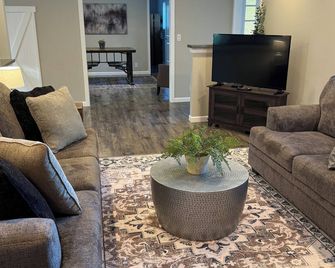 Peaceful-Cozy Home! Modern Touches & Outdoor Space! - Buckley - Sala de estar