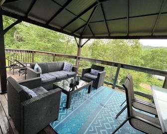 Modern Chalet on Tennants Cove Near Kingston Market & Bates U-Pick - Kingston - Balcón